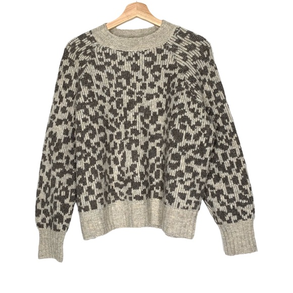 Old Navy Cozy Crew Neck Cheetah Print Sweater Size Medium - Picture 1 of 9
